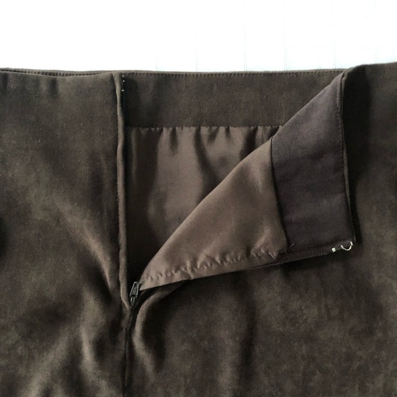 Laura Petites Made in Canada brown faux suede midi skirt, gold rivets Size Large - Picture 8 of 9